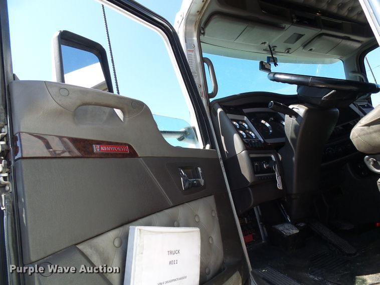 image for item DI0621 2015 Kenworth T660 semi truck