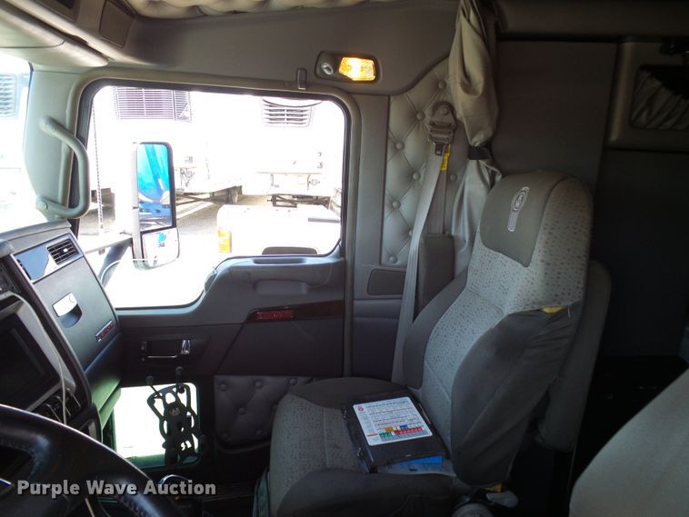 image for item DI0621 2015 Kenworth T660 semi truck