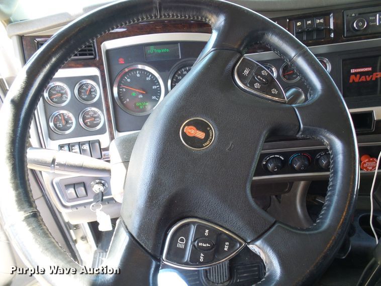 image for item DI0621 2015 Kenworth T660 semi truck