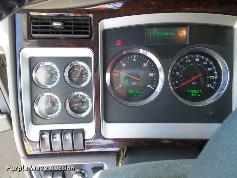 image for item DI0621 2015 Kenworth T660 semi truck