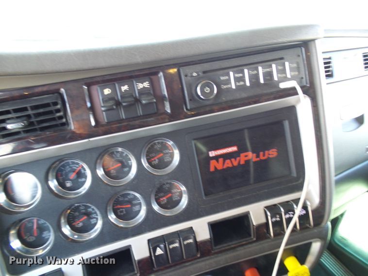 image for item DI0621 2015 Kenworth T660 semi truck