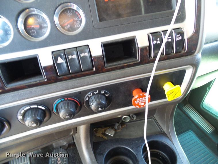 image for item DI0621 2015 Kenworth T660 semi truck