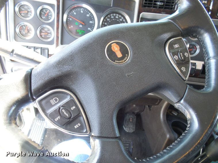 image for item DI0621 2015 Kenworth T660 semi truck