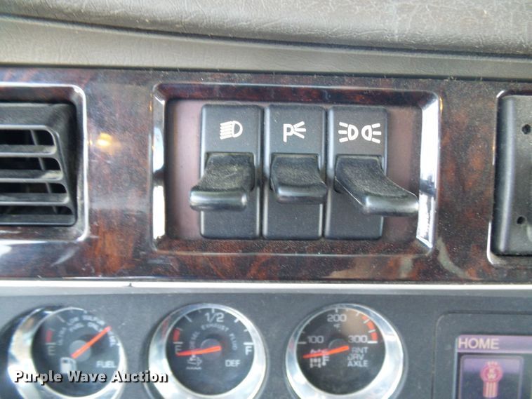 image for item DI0621 2015 Kenworth T660 semi truck