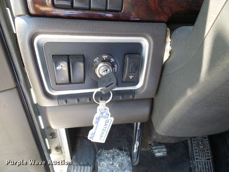 image for item DI0621 2015 Kenworth T660 semi truck