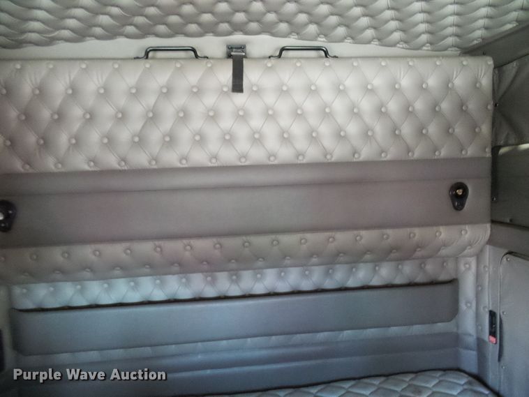 image for item DI0621 2015 Kenworth T660 semi truck