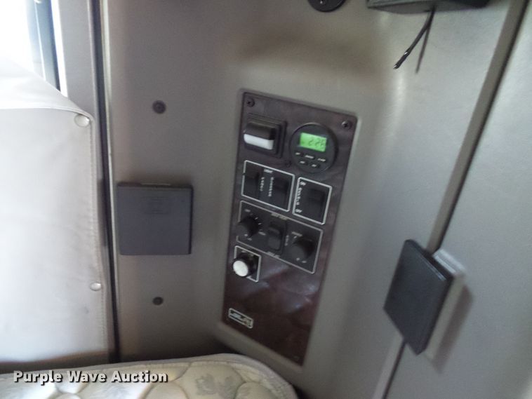 image for item DI0621 2015 Kenworth T660 semi truck