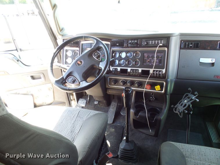 image for item DI0621 2015 Kenworth T660 semi truck