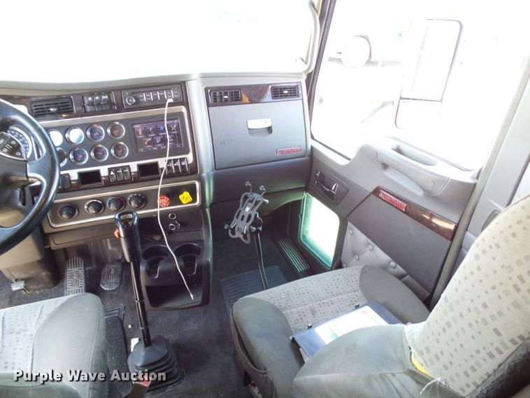 image for item DI0621 2015 Kenworth T660 semi truck