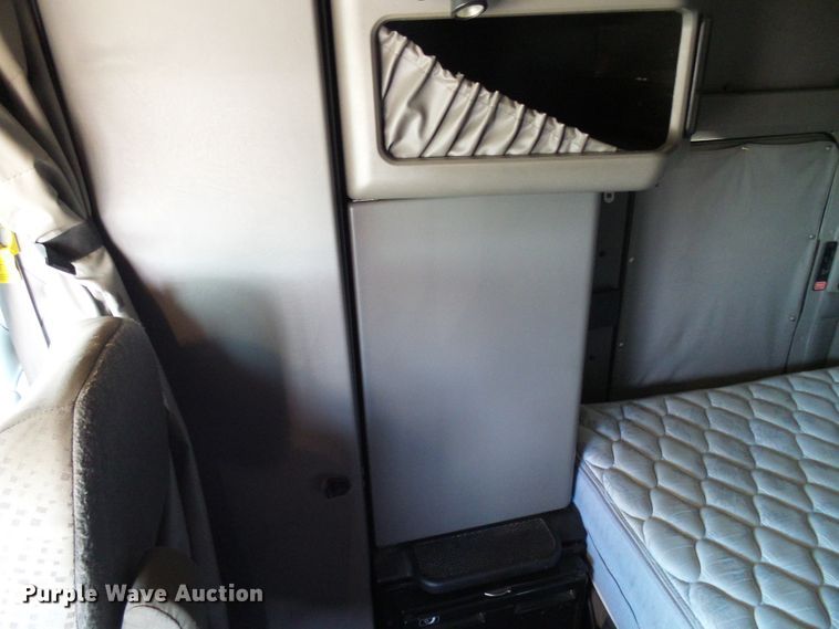 image for item DI0621 2015 Kenworth T660 semi truck