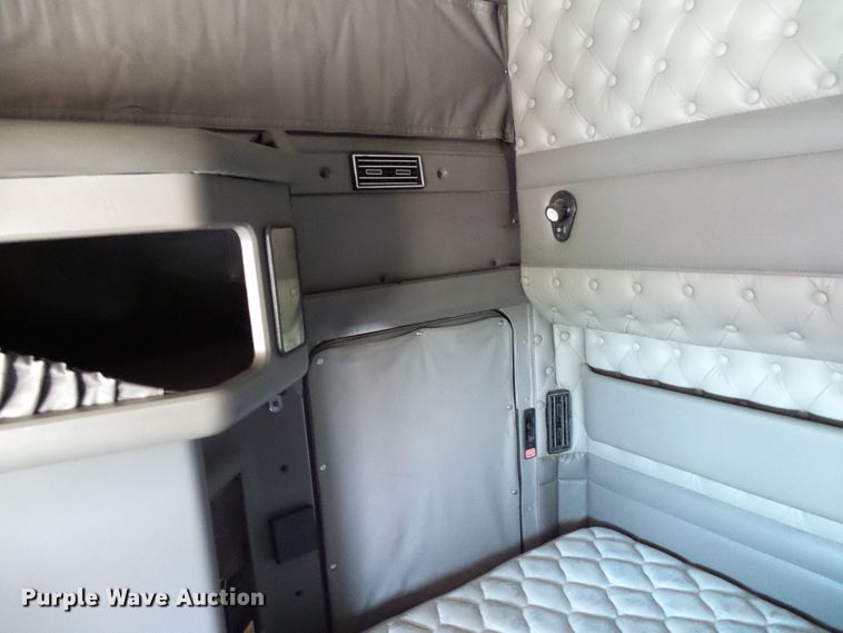 image for item DI0621 2015 Kenworth T660 semi truck