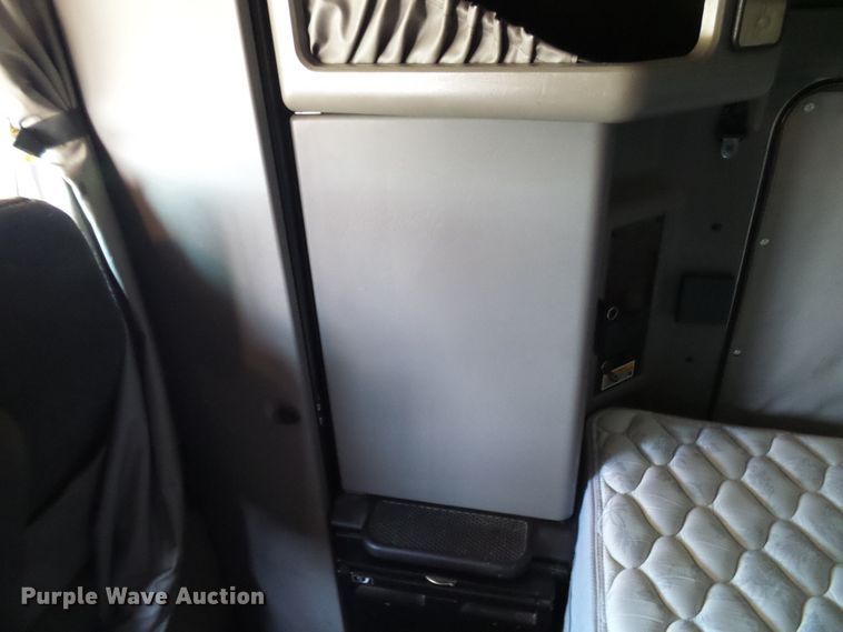 image for item DI0621 2015 Kenworth T660 semi truck