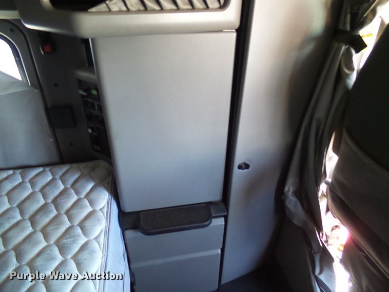 image for item DI0621 2015 Kenworth T660 semi truck