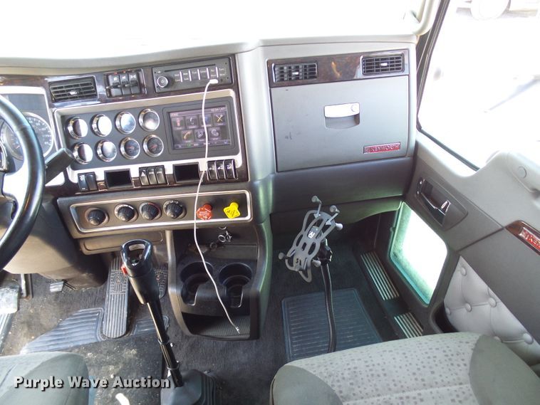 image for item DI0621 2015 Kenworth T660 semi truck