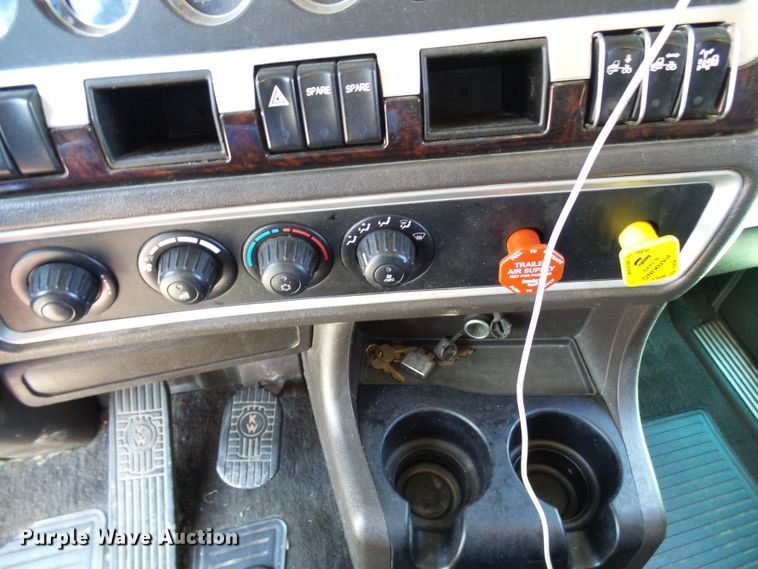 image for item DI0621 2015 Kenworth T660 semi truck