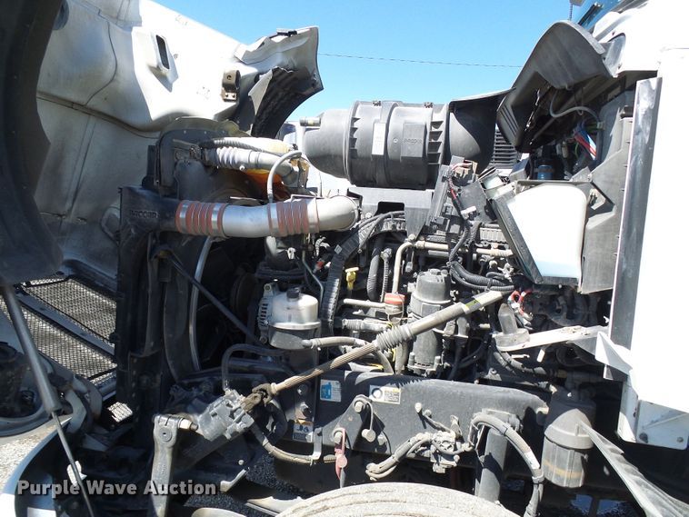 image for item DI0621 2015 Kenworth T660 semi truck