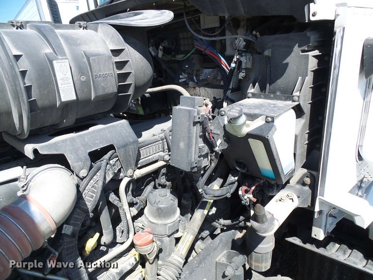 image for item DI0621 2015 Kenworth T660 semi truck