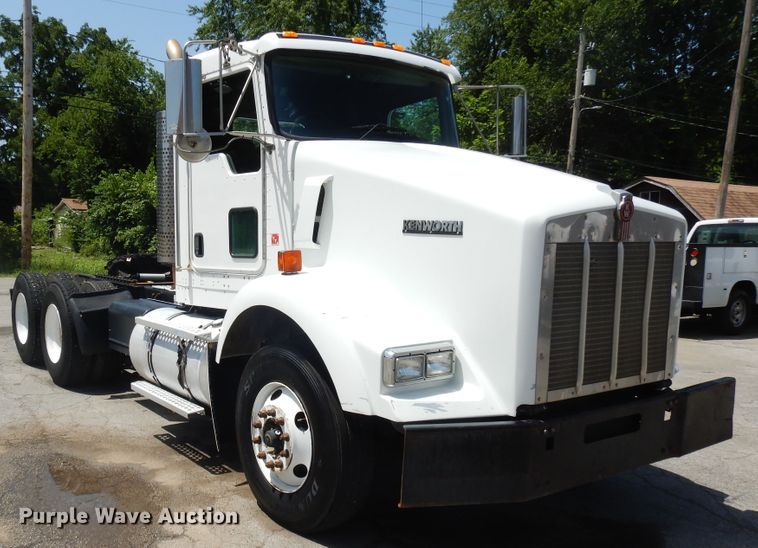 image for item FI9872 2005 Kenworth T800 semi truck