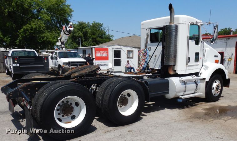 image for item FI9872 2005 Kenworth T800 semi truck