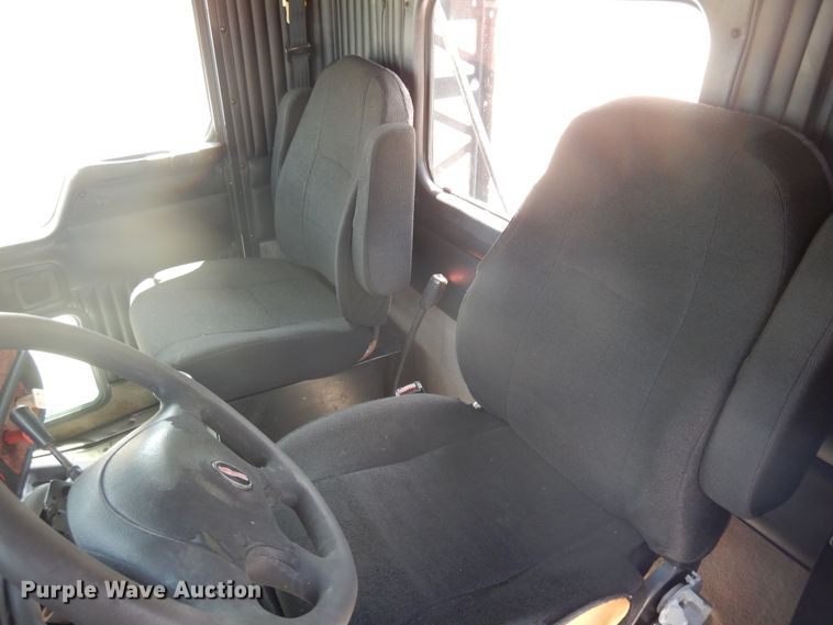 image for item FI9872 2005 Kenworth T800 semi truck