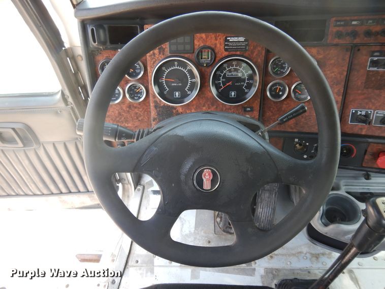 image for item FI9872 2005 Kenworth T800 semi truck