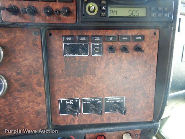 image for item FI9872 2005 Kenworth T800 semi truck