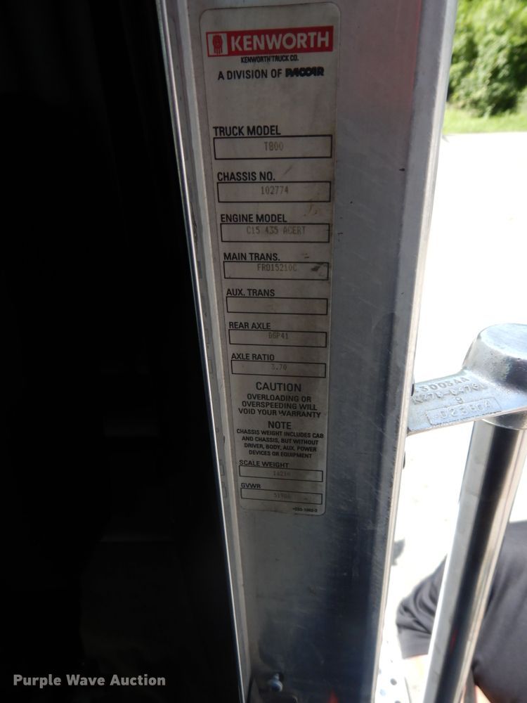 image for item FI9872 2005 Kenworth T800 semi truck