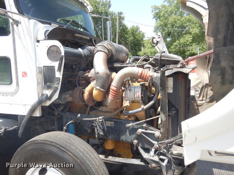 image for item FI9872 2005 Kenworth T800 semi truck