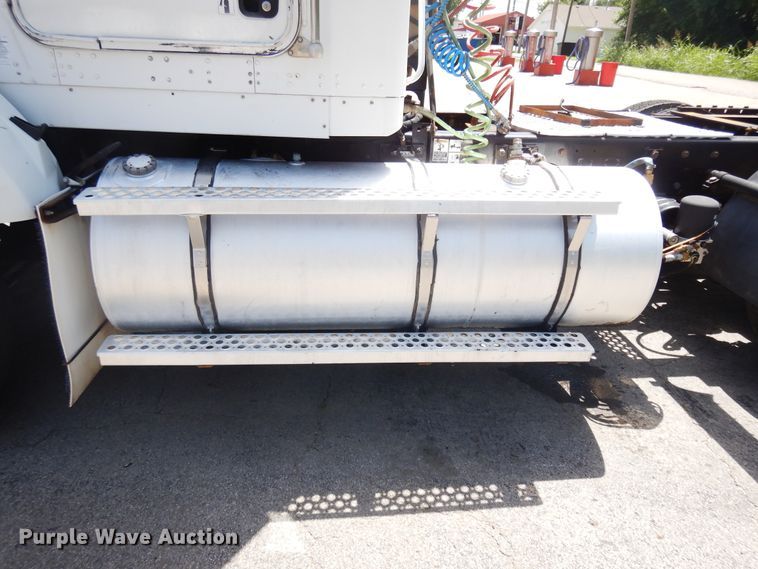 image for item FI9872 2005 Kenworth T800 semi truck