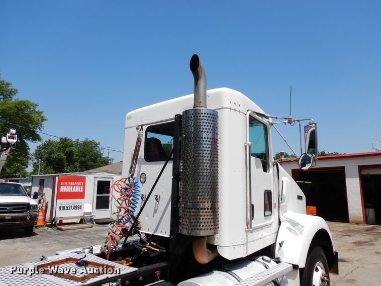 image for item FI9872 2005 Kenworth T800 semi truck