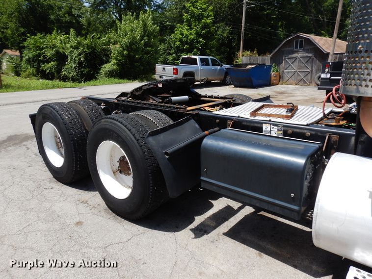 image for item FI9872 2005 Kenworth T800 semi truck