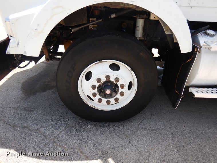 image for item FI9872 2005 Kenworth T800 semi truck