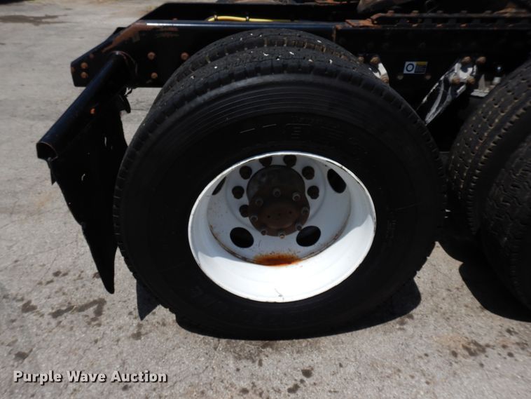 image for item FI9872 2005 Kenworth T800 semi truck