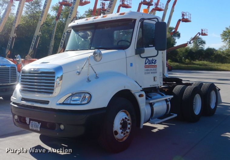 image for item FU9471 2005 Freightliner Columbia semi truck