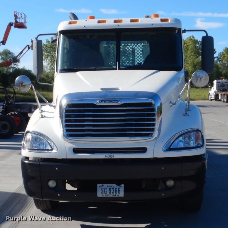 image for item FU9471 2005 Freightliner Columbia semi truck