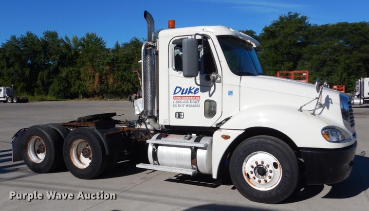 image for item FU9471 2005 Freightliner Columbia semi truck