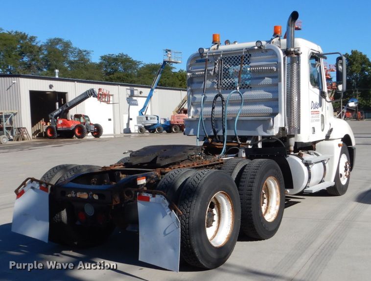 image for item FU9471 2005 Freightliner Columbia semi truck