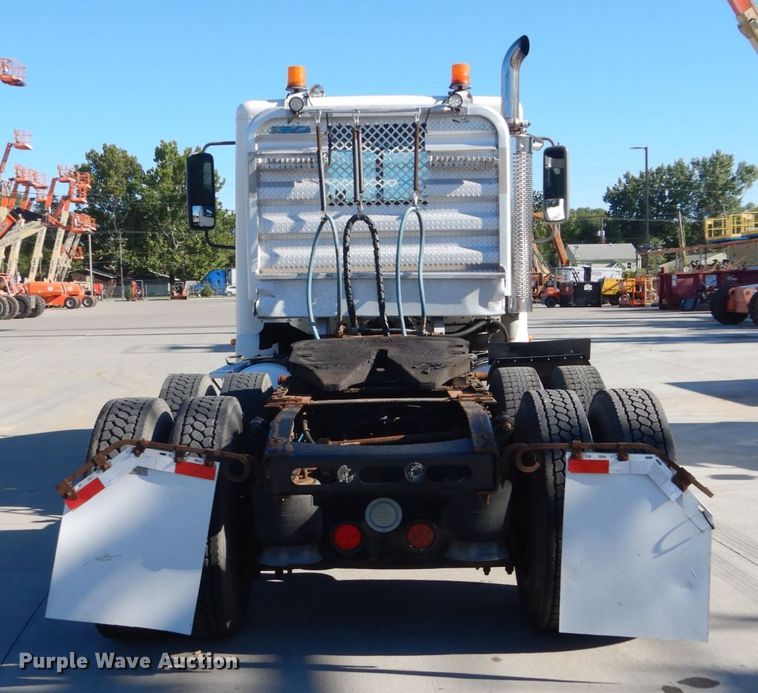 image for item FU9471 2005 Freightliner Columbia semi truck