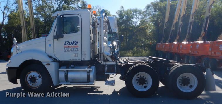 image for item FU9471 2005 Freightliner Columbia semi truck