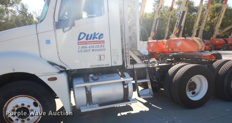 image for item FU9471 2005 Freightliner Columbia semi truck