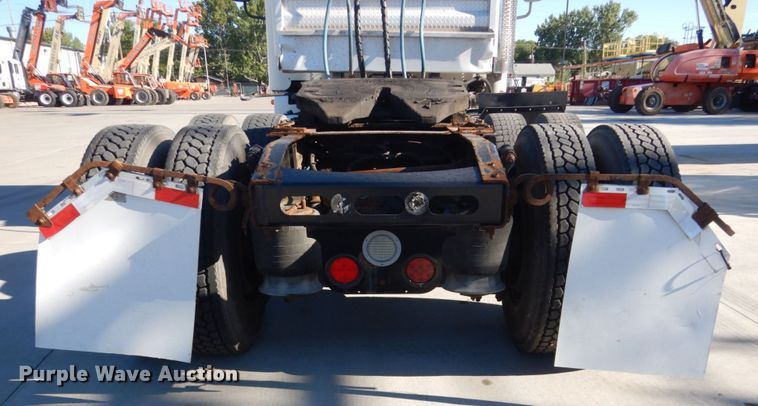 image for item FU9471 2005 Freightliner Columbia semi truck