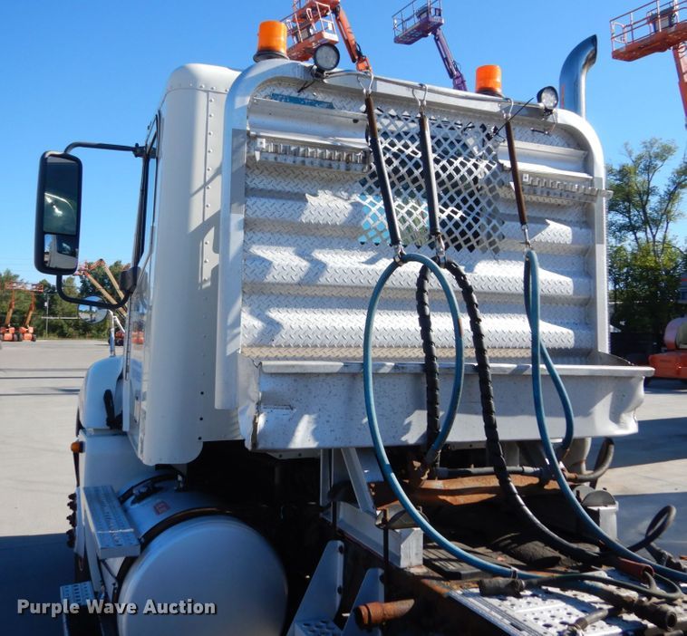 image for item FU9471 2005 Freightliner Columbia semi truck