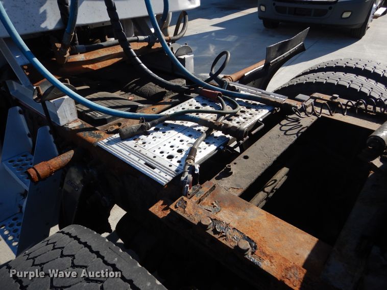 image for item FU9471 2005 Freightliner Columbia semi truck