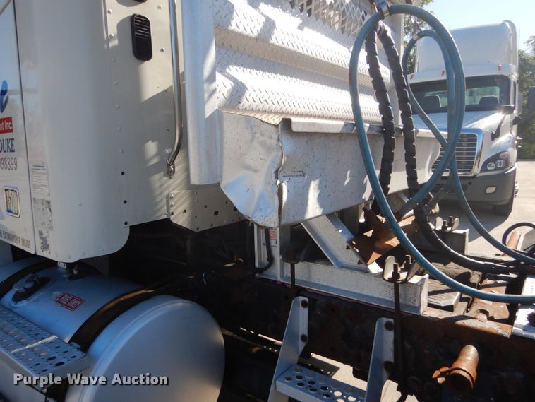 image for item FU9471 2005 Freightliner Columbia semi truck