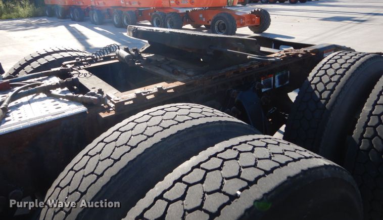 image for item FU9471 2005 Freightliner Columbia semi truck