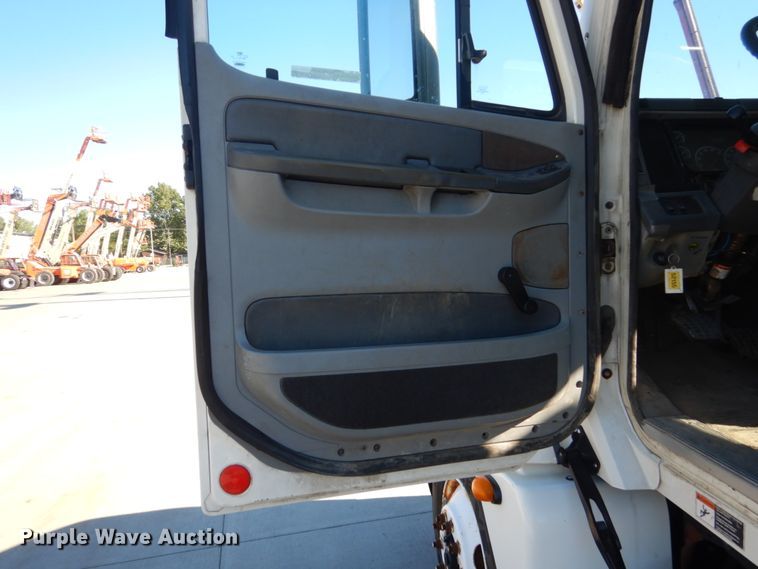 image for item FU9471 2005 Freightliner Columbia semi truck