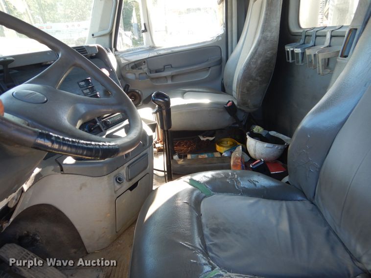 image for item FU9471 2005 Freightliner Columbia semi truck