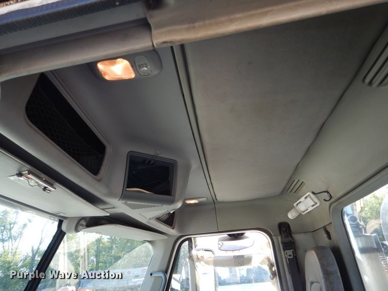 image for item FU9471 2005 Freightliner Columbia semi truck