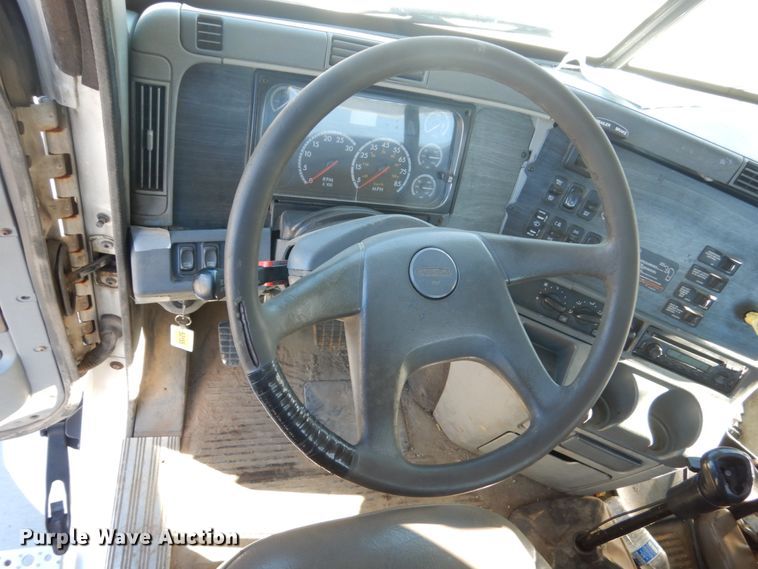 image for item FU9471 2005 Freightliner Columbia semi truck