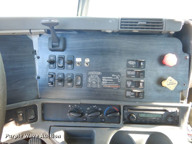 image for item FU9471 2005 Freightliner Columbia semi truck